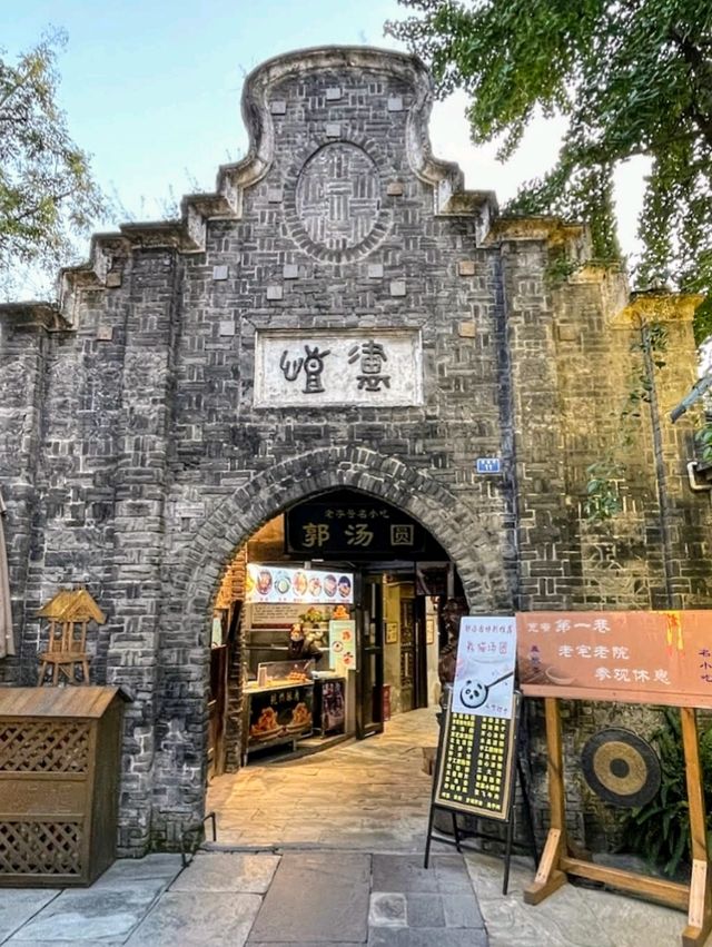 成都寬窄巷子，三條平行巷弄交織出北方胡同文化