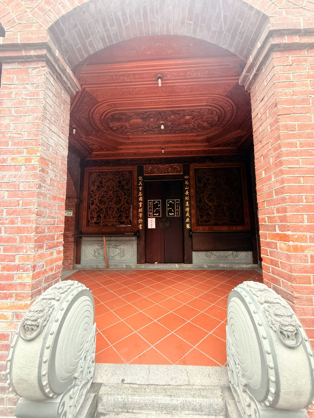 台北｜十連棟紅磚屋 第一進騎樓記錄迪化街百年風華