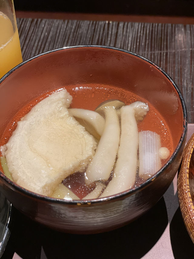 【青森×星野リゾート 青森屋】割烹着姿のお母さんが配膳してくれるビュッフェ