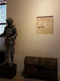 Alcázar de Segovia 내부의 중세기사 갑옷 전시