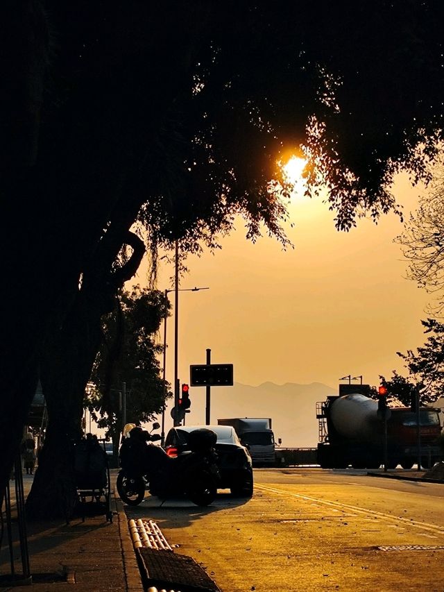 Sunset in Hong Kong is pure magic - Skyscrapers glow and the sky burns gold