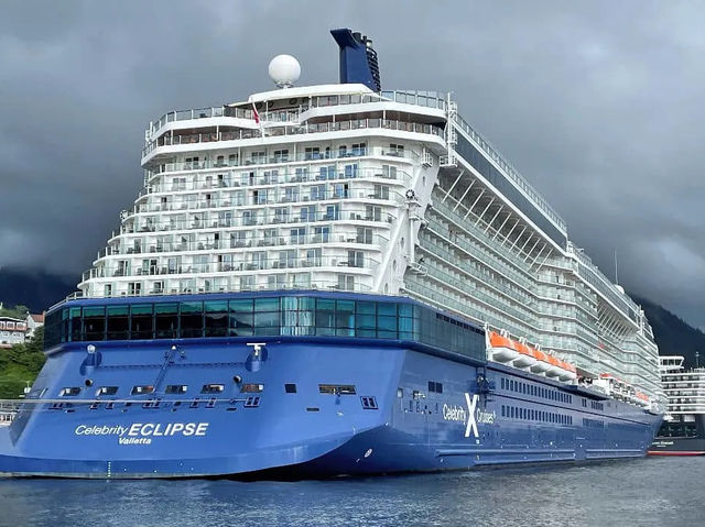 🌌 CELEBRITY ECLIPSE: Where Relaxation Meets Next-Level Luxury! 🍸