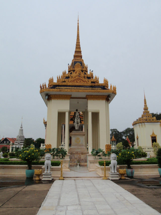 A Quiet Day at the Royal Palace 