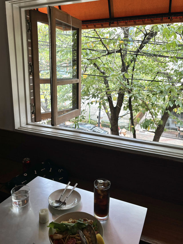 낮과 밤이 다른 이곳 ✨ 힙한 카페 겸 와인바를 찾는다면 !!!