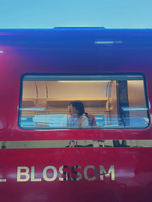 นั่ง Royal blossom ไปหาความสุขกัน