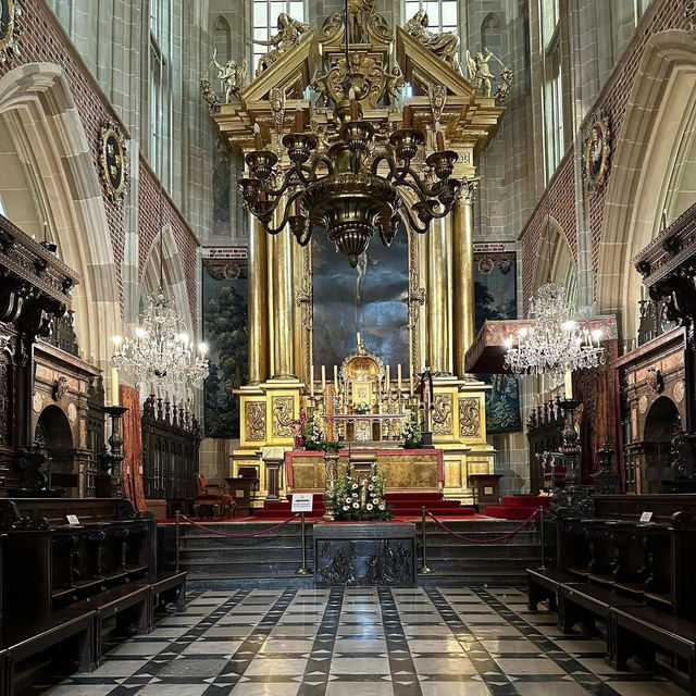 **Weekend Escape to Wawel Royal Castle: A Majestic Journey Through Poland's History!** 👑🏰