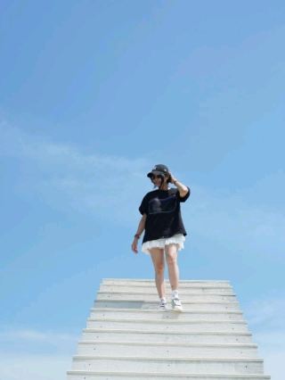 작은 도로 옆에 위치한 카페, 내부는 멋진 풍경을 자랑합니다.