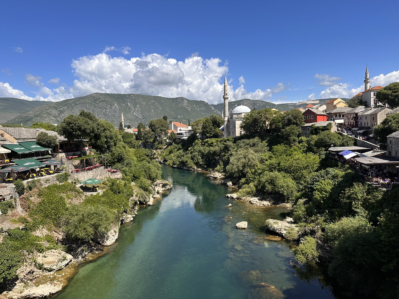[Mostar | Phố cổ tuyệt đẹp của Bosnia và thành phố nơi giao thoa lịch sử] Cây cầu đá tuyệt đẹp "Stari Most" và những con phố còn sót lại sau chiến tranh