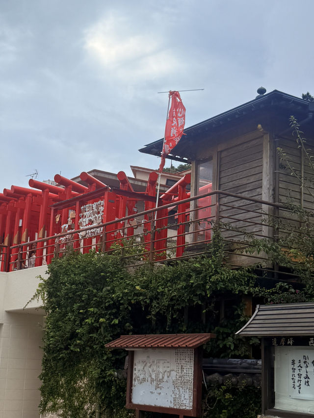 沖繩｜迷你千本鳥居與多彩達摩 城市裡一方心靈寄託-西來院