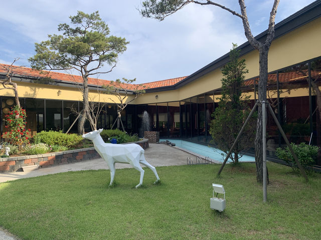 건물이 완전 핑크핑크한, 진주 랄콜 카페