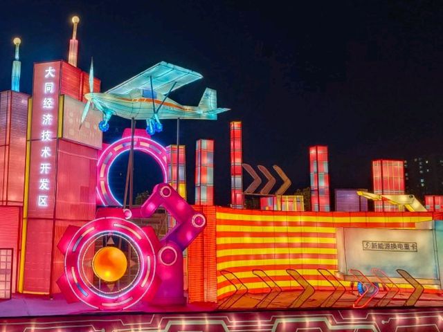 แสดงไฟแสงสีบนกำแพงเมืองโบราณต้าถง