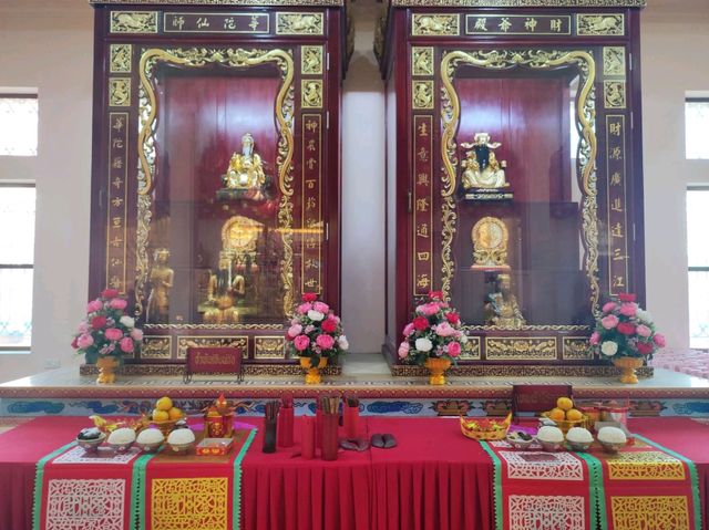 สักการะหลวงพ่อโตพระพุทธรูปศักดิ์สิทธิ์เมืองแปดริ้ว