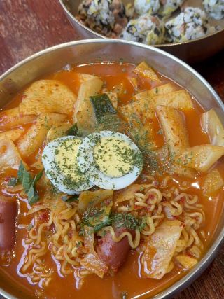 Popular in Gyeongju! Powder food shop.