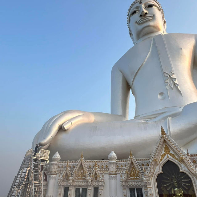 心が洗われる、天空の寺院「ワットプーモノロム」へ。