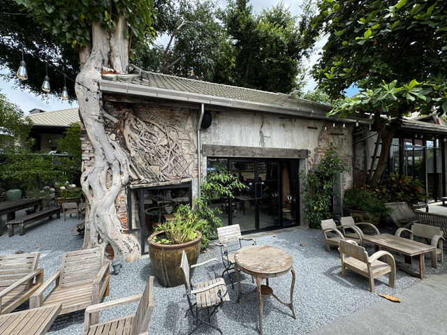 Sipping Through Time by the River: A Hidden Gem in Bangkok’s Talat Noi