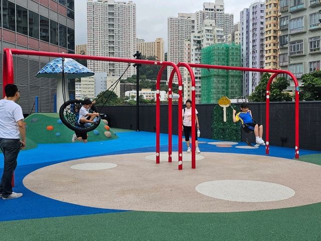 新都會廣場歷奇公園，可愛植物造型的滑梯