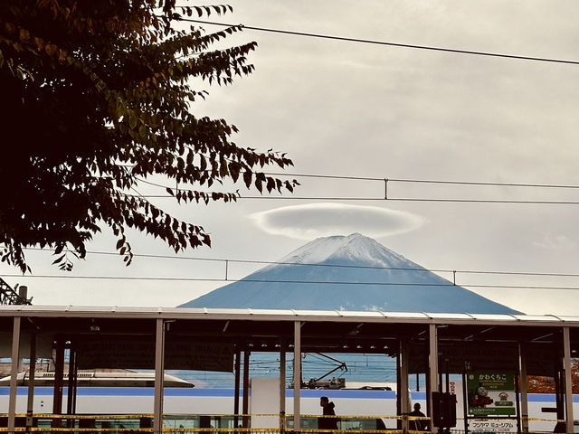 富士山。天空鳥居。楓葉