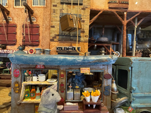 An Unconventional "Cat and Mouse" Tour in Amsterdam! 🐭🐱