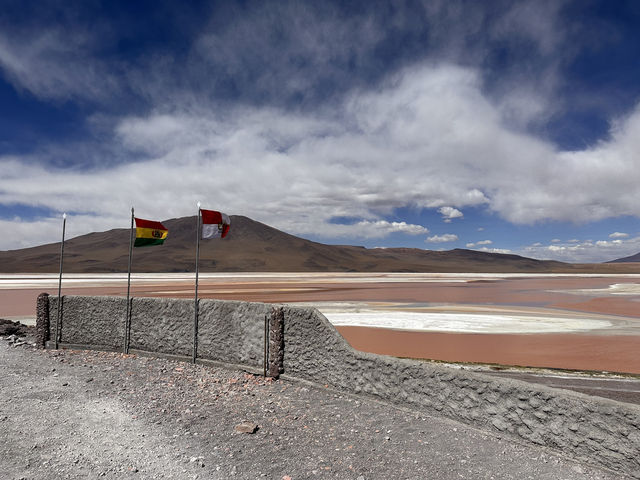 【Laguna Colorada（赤い湖）｜ボリビア・ウユニ高原の赤レンガ色絶景】