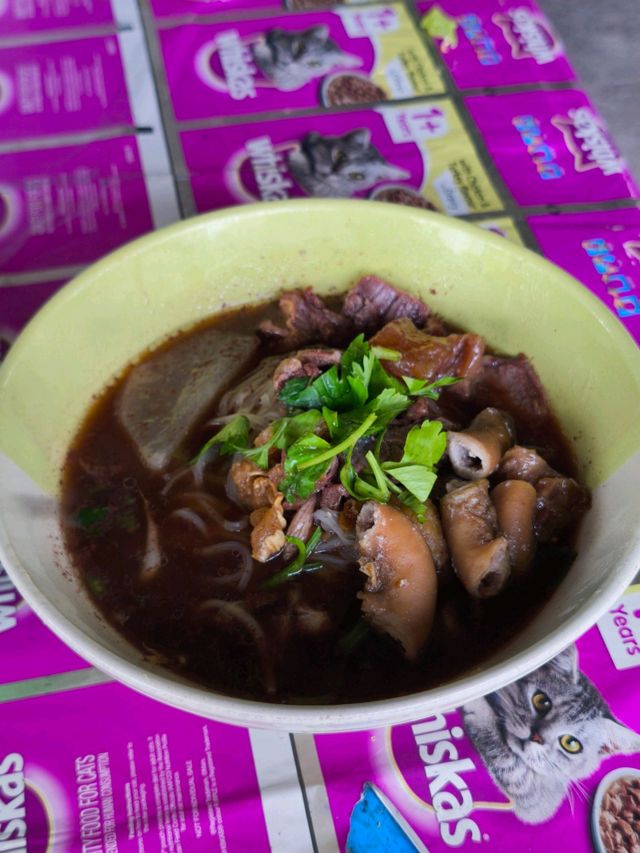 ก๋วยเตี๋ยวป้าแดงรสเด็ด 🍜🔥📍สันทราย เชียงใหม่