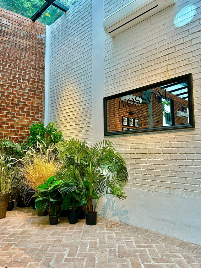 Dinner in a Daydream: Inside Blossom A Glassmansion