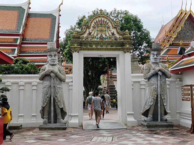 金碧輝煌的寧靜殿堂，臥佛寺的建築之美。