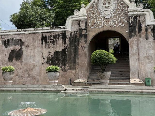 Taman Sari (Water Palace), Yogyakarta: A Hidden Gem Worth the Heat! ☀️🏰
