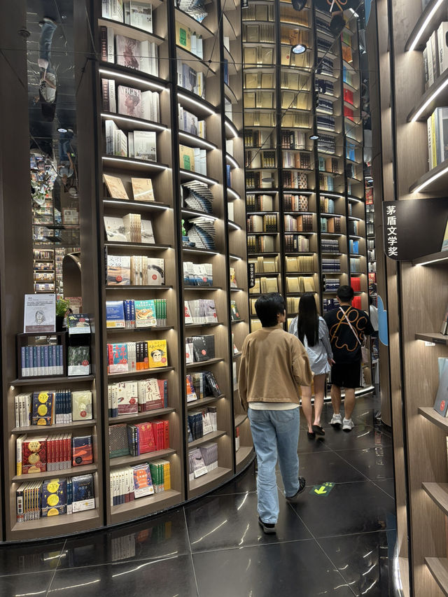 ร้านหนังสือเวทมนตร์ 🪄  Dujiangyan Zhongshuge 📚