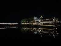 昆山水鄉古鎮：夜色中的光影交織