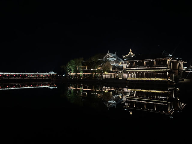 昆山水鄉古鎮：夜色中的光影交織
