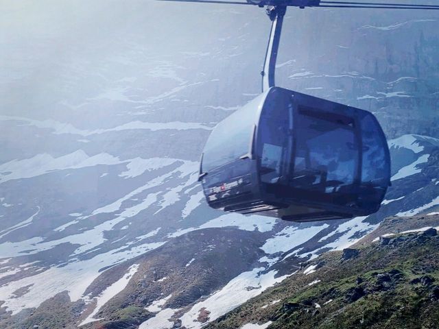 瑞士格林德瓦-艾格快車(Eiger Express)纜車