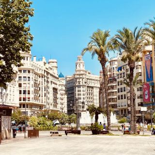 🏙️🔥 Solo Traveler’s Valencia: Where Futuristic Arts & Ancient Oranges Collide!
