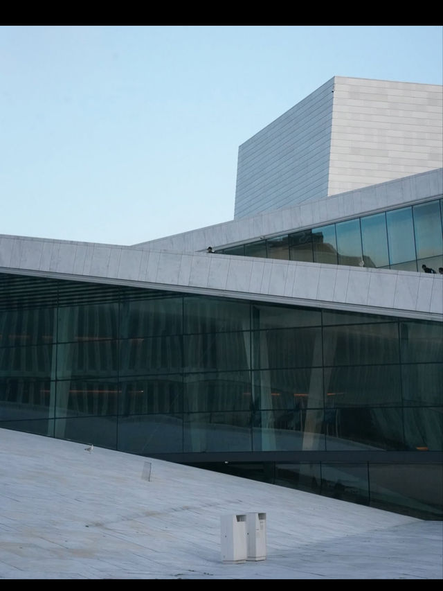 【屋根の上を歩ける！？】オスロ・オペラハウスでアートと絶景を満喫🎭