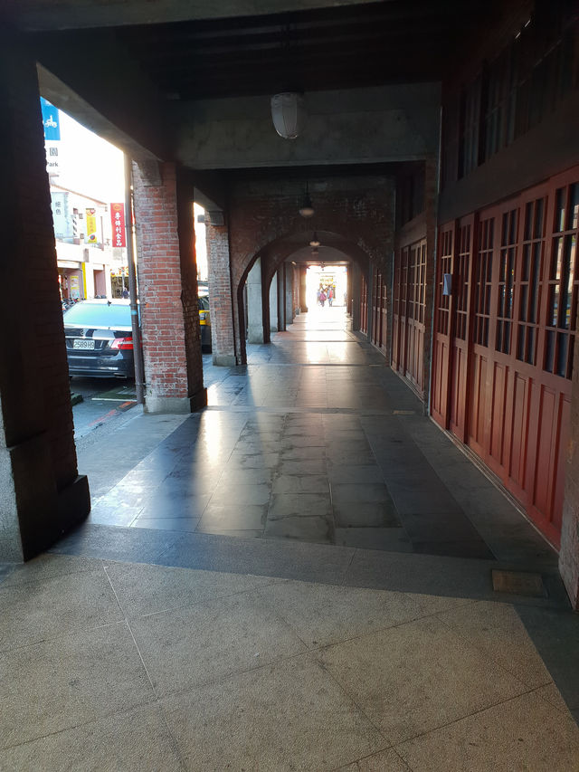 🕌 Longshan Temple & Hidden Alleyway Charm: A Tale of Two Taipei Treasures 🕌 Longshan Temple & Hidden Alleyway Charm: A Tale of Two Taipei Treasures