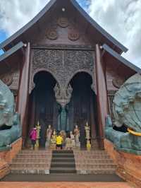 พระประธานสีทองอร่าม ในโบสถ์ไม้สัก