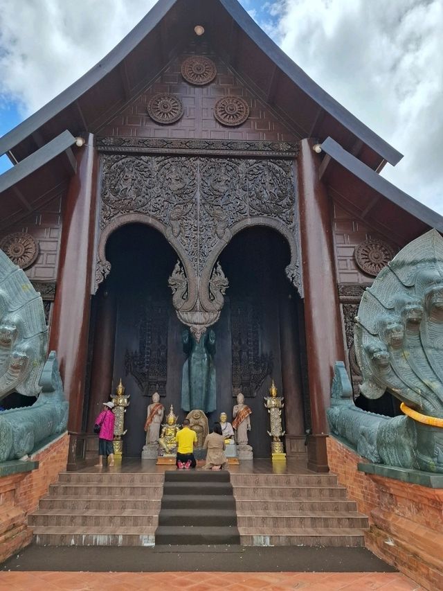 พระประธานสีทองอร่าม ในโบสถ์ไม้สัก