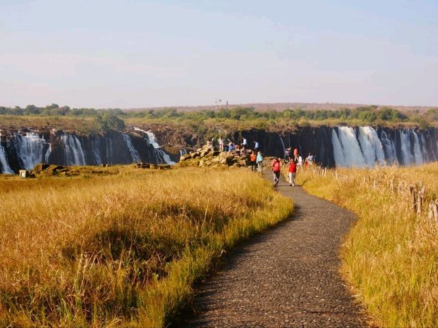 🇿🇼 빅토리아 폭포(Victoria Falls) – 자연이 빚어낸 거대한 물의 향연 🌊🌈 🇿🇼 빅토리아 폭포(Victoria Falls) – 자연이 빚어낸 거대한 물의 향연 🌊🌈