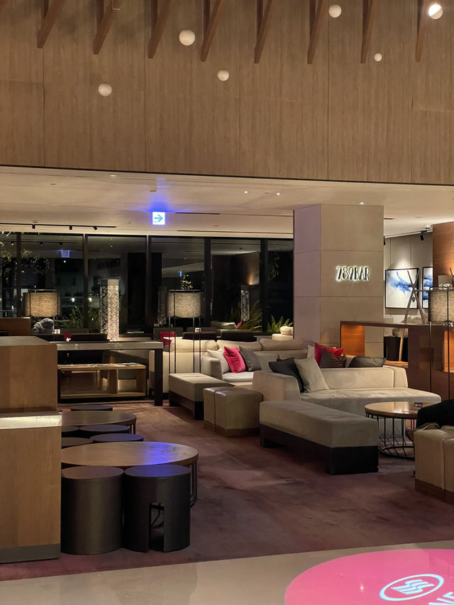 289BAR — Crowne Plaza Tainan 로비의 커피 한 잔과 분위기