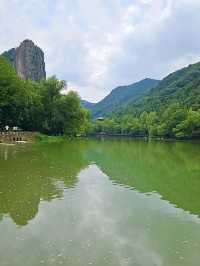 縉云仙都裡高聳云端的鼎湖峰