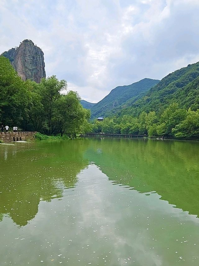 縉云仙都裡高聳云端的鼎湖峰