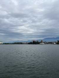 屏東｜大鵬灣 & 濱灣碼頭——把天空的雲當成船帆，沿著潟湖把藍一路航向海口 🌊⛵️
