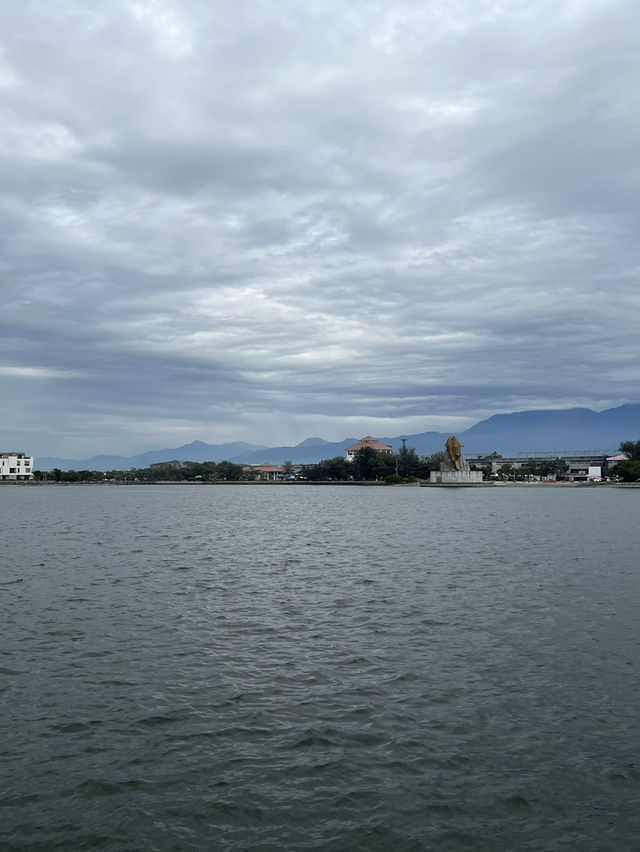 屏東｜大鵬灣 & 濱灣碼頭——把天空的雲當成船帆，沿著潟湖把藍一路航向海口 🌊⛵️