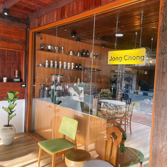 คาเฟ่บ้านไม้ 2 ชั้น ที่ให้นึกถึงสมัยยังเด็ก