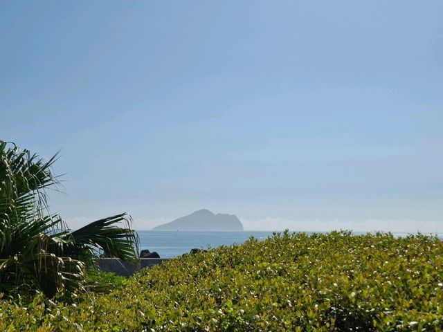 宜蘭的龜山島是太平洋上一顆天然的綠寶石，以其獨特的龜形輪廓而聞名