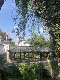 🇨🇳 A Pause in Wuyuan — Where Tradition Flows with the River  Tucked between misty mountains and en