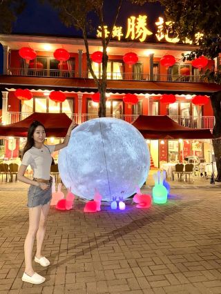 붉은 등불과 달빛 아래서, 나는 미슐랭 스타를 받은 해산물 레스토랑에 체크인했습니다.