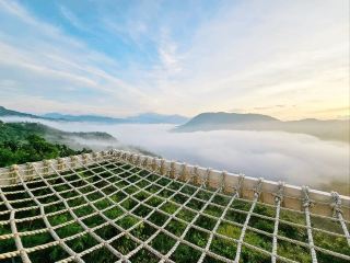 ฝันถึงการผจญภัยสุดอลังการที่ปราศจากเทคโนโลยีอยู่หรือเปล่า? 🌙 แคมป์ปิ้ง TO THE MOON ที่เมืองทานายคือคำตอบ! หนีความเครียดจากเมืองใหญ่ แล้วตื่นขึ้นมาพบกับความงามตามธรรมชาติ ทะเลหมอกยามพระอาทิตย์ขึ้น และบรรยากาศป่าไม้ที่กว้างใหญ่ไพศาล 🌲✨ ไฮไลท์สุดเจ๋ง: การได้เห็นภูเขาปกคลุมไปด้วยเมฆต่ำๆ ยามรุ่งอรุณ—เป็นสิ่งที่คนรักธรรมชาติไม่ควรพลาด

สถานที่ที่ต้องไป:
แคมป์ปิ้ง TO THE MOON
ที่อยู่: หมู่บ้าน Sittio Ibucao, Tanay, Rizal, Philippines
ที่นี่เป็นสถานที่เรียบง่ายแบบดั้งเดิม—นึกถึงรั้วตาข่ายเชือก กระท่อมไม้ และปราศจากสิ่งรบกวนจากเทคโนโลยี สำหรับผู้ที่ตื่นเช้า อย่าลืมพกกล้องมาด้วยเพื่อถ่ายภาพพระอาทิตย์ขึ้นที่สวยงามตระการตา: เมฆปกคลุมยอดเขา พร้อมด้วยป่าไม้และหมอกที่เหนือจริงอยู่รอบๆ เตรียมตัวให้พร้อมที่จะรีเซ็ตสมองและสัมผัสความสงบอย่างลึกซึ้งที่ธรรมชาติเท่านั้นที่จะมอบให้ได้

เคล็ดลับ:
อย่าคาดหวังความหรูหรา—เตรียมอาหาร น้ำดื่มสำรอง และที่ชาร์จแบบพกพาไปด้วย เพราะไฟฟ้ามีจำกัด 🍃 ลืมเรื่อง WiFi ไปได้เลย แต่ควรพกเสื้อแจ็คเก็ต (อุณหภูมิจะลดลงก่อนรุ่งสาง) และรองเท้าเดินป่าสำหรับการสำรวจ ที่นี่เหมาะสำหรับกลุ่มที่ชอบทานอาหารเย็นแบบเรียบง่ายรอบกองไฟและดื่มด่ำกับความเงียบสงบใต้แสงดาว การเดินทางมาที่นี่เป็นการผจญภัย: ควรใช้รถยนต์ส่วนตัวหรือมอเตอร์ไซค์เพื่อความสะดวกสบายสูงสุด เนื่องจากระบบขนส่งสาธารณะมีน้อยและสัญญาณโทรศัพท์อาจไม่เสถียร

วิธีการเดินทาง:
การใช้รถส่วนตัวเป็นทางเลือกที่ดีที่สุด แต่ควรลองรวมกลุ่มกันขับรถเพื่อประหยัดน้ำมันและช่วยรักษาสิ่งแวดล้อม ไม่จำเป็นต้องใช้เงินสด ยกเว้นร้านค้าเล็กๆ ในท้องถิ่น ดังนั้นควรเก็บเงินเปโซไว้สำหรับของใช้จำเป็น

เคล็ดลับเรื่องอาหาร:
ทำอาหารเอง: เนื้อย่างหรือผักเสียบไม้แบบคลาสสิกเหมาะสำหรับมื้ออาหารในแคมป์ มักจะมีผักผลไม้สดใหม่ขายตามแผงลอยริมทาง

เคล็ดลับสำคัญสำหรับสถานที่ท่องเที่ยว:
ตรวจสอบสภาพอากาศก่อนเดินทาง—ฝนทำให้ถนนลื่น! จองล่วงหน้าผ่าน trip.com เพื่อรับประกันที่พัก เนื่องจากอาจไม่รับผู้ที่ไม่ได้จองล่วงหน้า นักท่องเที่ยวส่วนใหญ่ไม่จำเป็นต้องขอวีซ่า

#TanayAdventure #NatureVision #PhilippinesCamping #ToTheMoonCampsite #OutdoorLife