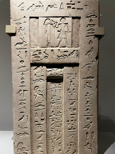 古代エジプトの石碑に刻まれたヒエログリフ展示館で記念撮影。 | Trip
