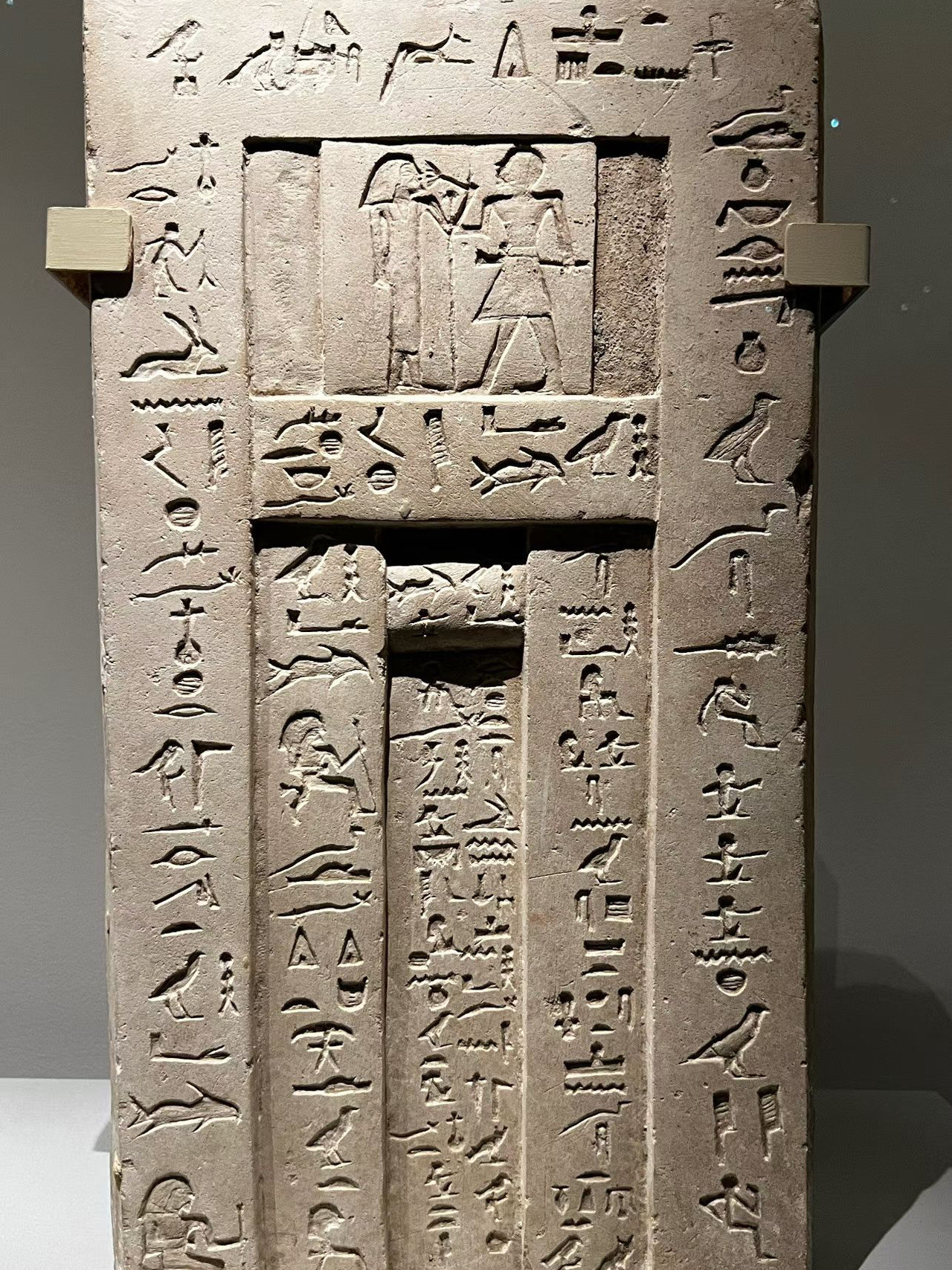 古代エジプトの石碑に刻まれたヒエログリフ展示館で記念撮影。 | Trip 