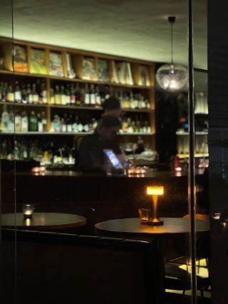 提供晚餐和飲料的場所，不只雞尾酒🍸